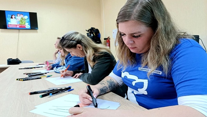 Birleşik Rusya, Novoaydar’da (LPR) SVO katılımcılarının ailelerine sanat terapisi düzenledi