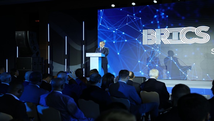 Владимир Якушев предложил сделать симпозиум в формате «БРИКС — Европа» постоянной площадкой для альтернативного межпарламентского и межпартийного общения