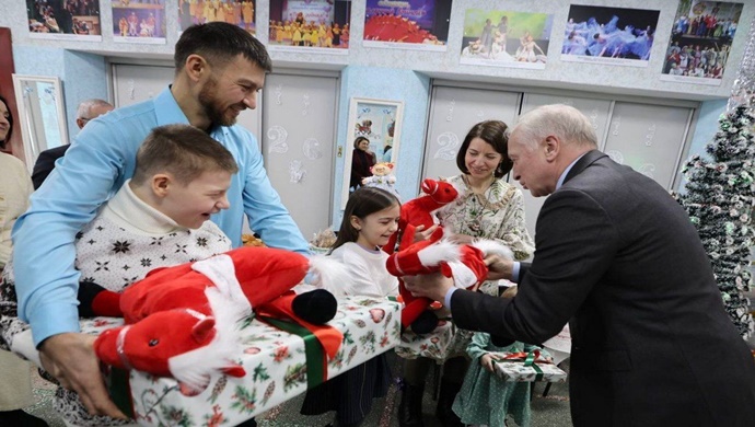 Bir teleskop, bir yapım seti ve Federasyon Konseyi ziyareti: Birleşik Rusya bölgesel şube sekreterleri, valiler ve Devlet Duma milletvekilleri çocukların hayallerini gerçeğe dönüştürdü