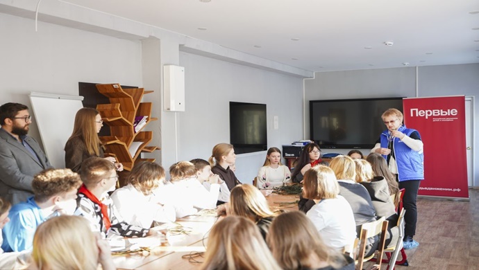 «Женское движение Единой России» организовало в Москве мастер-класс по плетению тактических браслетов для бойцов СВО