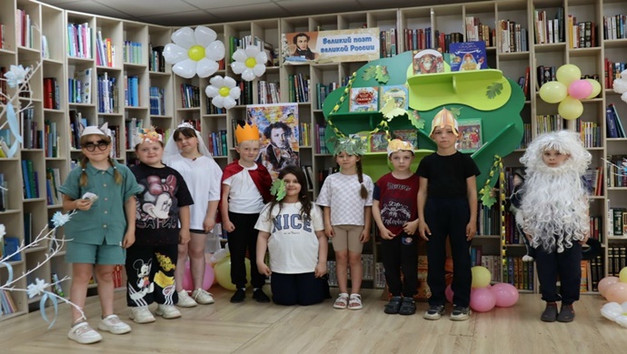 Birleşik Rusya aktivistleri, Rus Dili Günü’nü kutlamak amacıyla Lipetsk bölgesindeki okul çocukları için etkinlikler düzenliyor