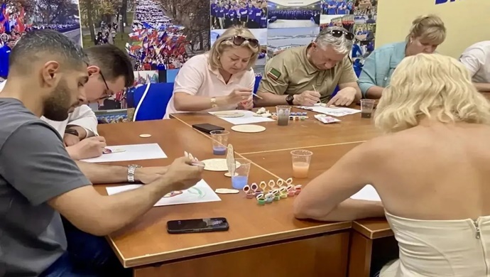 St. Petersburg’daki Birleşik Rusya halk destek merkezinde aktivistlere geleneksel bir halk oyuncağı yapımı öğretildi