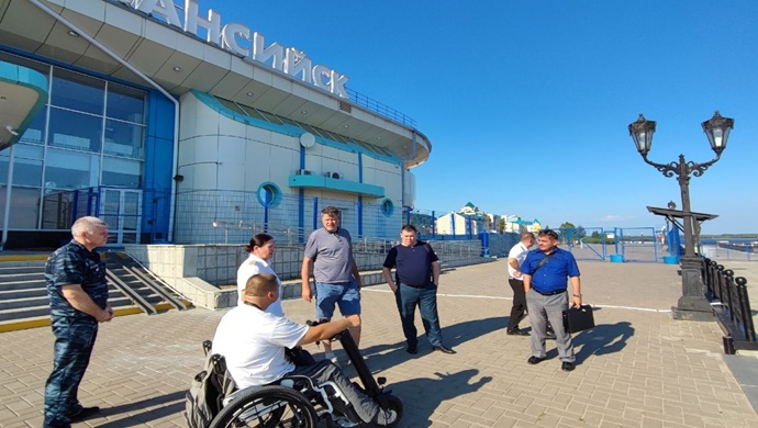 Birleşik Rusya taraftarları, Khanty-Mansiysk otobüs terminalinin engelliler için erişilebilirliğini denetledi