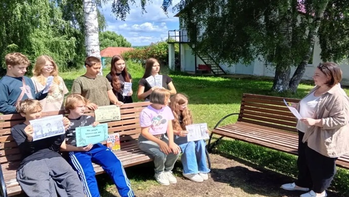 Birleşik Rusya partisi destekçileri, Ulyanovsk bölgesindeki Zarechnoye köyünde okul çocuklarına trafik kuralları hakkında bir konferans düzenledi