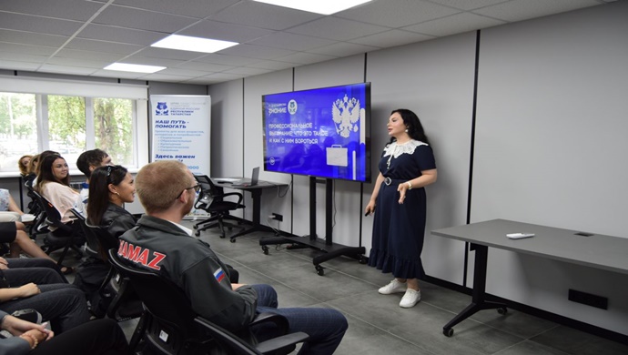 Активисты «Единой России» провели в Набережных Челнах просветительские мероприятия для молодых специалистов КАМАЗа